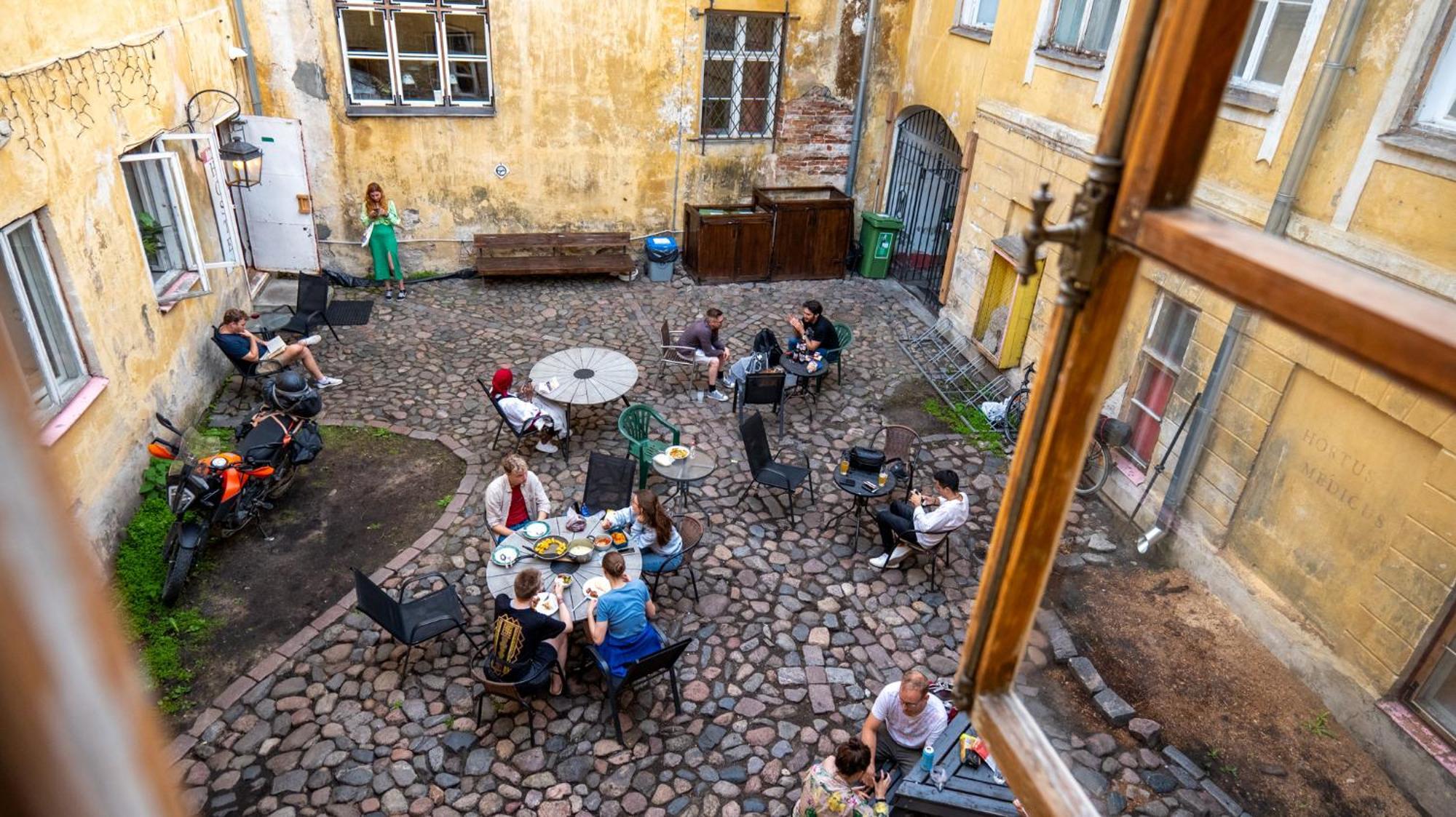 The Monks Bunk Hostel & Bar Tallinn Exteriör bild