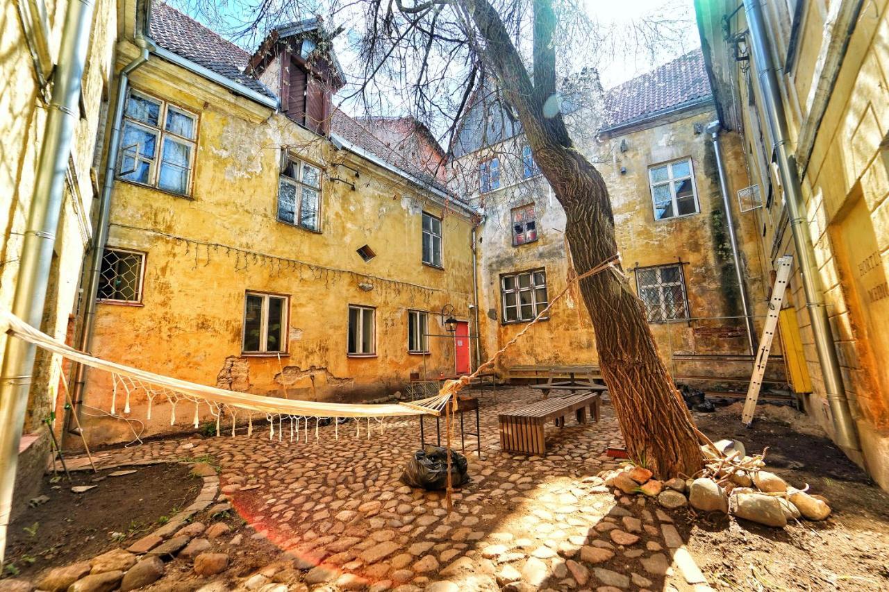 The Monks Bunk Hostel & Bar Tallinn Exteriör bild
